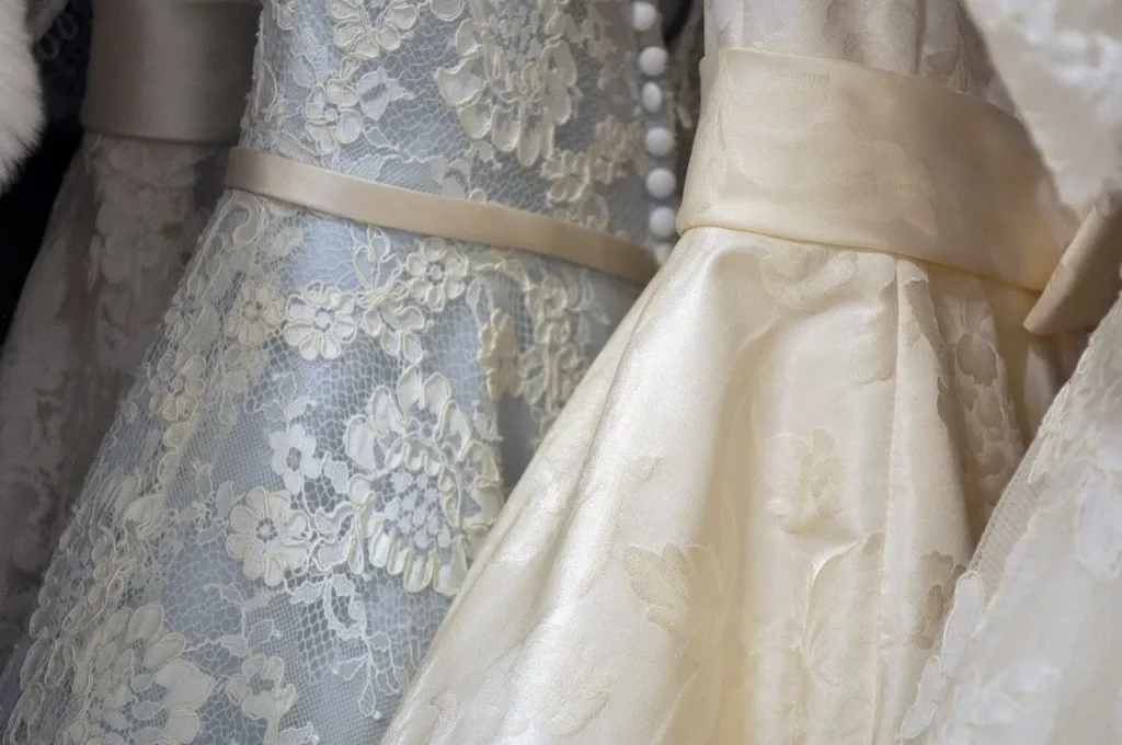 Vestido de novia con encaje y detalles elegantes