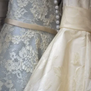 Vestido de novia con encaje y detalles elegantes